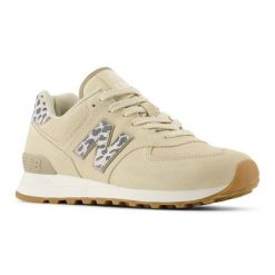 Buty New Balance WL574IH2 beżowy. Brązowe buty treningowe bez wzorów, z bawełny, bez zapięcia. Za 668.70 zł.