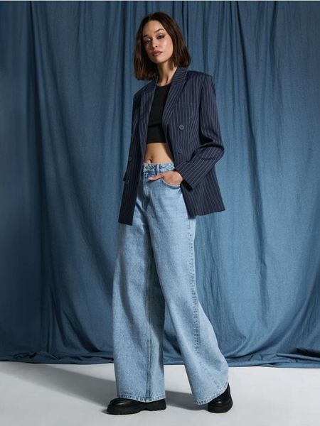 Żakiet - granatowy. Niebieskie marynarki i żakiety Sinsay, l, bez wzorów, bez ramiączek. Za 45.99 zł.