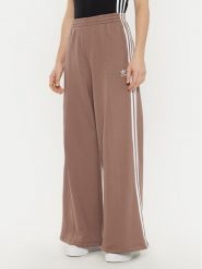 Adidas Spodnie dresowe 3-Stripes JC5762 Beżowy Wide Leg. Brązowe spodnie dresowe adidas, bez wzorów, z bawełny. Za 239.99 zł.