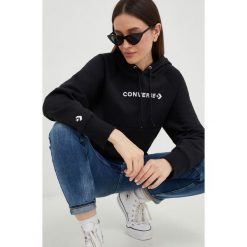 Converse bluza damska kolor czarny z kapturem z aplikacją. Czarne bluzy Converse, m, z aplikacjami, z dzianiny, z kapturem. W wyprzedaży za 209.99 zł.