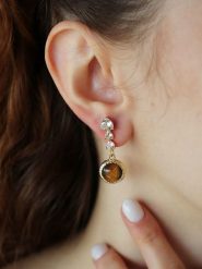 Pierres delicates Pozłacane kolczyki-wkrętki z tygrysim okiem i cyrkoniami rozmiar: onesize. Brązowe kolczyki Pierres delicates, z cyrkonią, pozłacane. Za 43.99 zł.