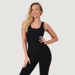Kombinezon damski fitness bez rękawów slim fit NEO Black. Czarne kombinezony GYMBEAM, s, bez wzorów, z dresówki, sportowe, bez kołnierzyka, bez ramiączek, długie. Za 171.90 zł.