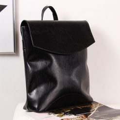 Skórzany plecak damski DAN-A T383 czarny. Czarne plecaki DAN-A, bez wzorów, ze skóry, bez dodatków. Za 349.99 zł.