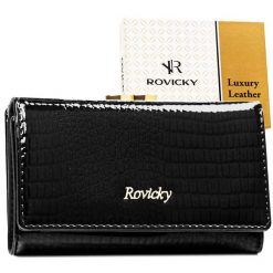 Średni portfel damski ze skóry naturalnej w czarnym kolorze zamykany na bigiel i zatrzask RH-23-1-RSRovicky. Czarne portfele ROVICKY, bez wzorów, z lakierowanej skóry. Za 99.00 zł.
