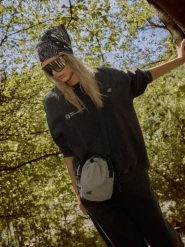 4F Bluza dresowa loose z nadrukiem damska - szara M. Czarne bluzy z kapturem 4f, m, bez wzorów, z dresówki, bez kaptura, na fitness i siłownię. Za 169.99 zł.