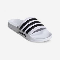 Klapki basenowe Adidas Adilette Shower. Białe klapki adidas, bez wzorów, sportowe, bez obcasa, bez zapięcia. Za 79.99 zł.
