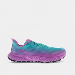 Buty do biegania damskie, Inov-8 Trailfly Speed. Fioletowe buty treningowe Inov-8, bez wzorów, z materiału, przed kostkę, bez zapięcia, do biegania. Za 559.99 zł.