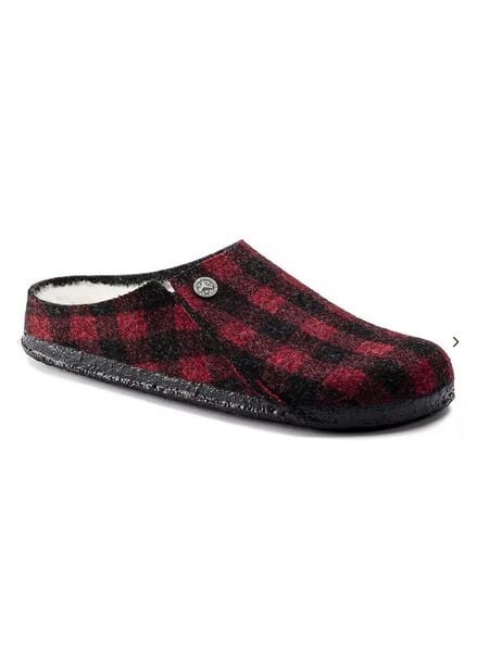 Birkenstock Kapcie "Zermatt Rivet" w kolorze czerwono-czarnym rozmiar: 40. Czarne kapcie Birkenstock, bez wzorów, z wełny. Za 324.26 zł.