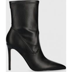 Guess botki Semmi damskie kolor czarny na szpilce. Czarne botki Guess, z aplikacjami, bez obcasa, na obcasie, bez zapięcia. W wyprzedaży za 479.99 zł.