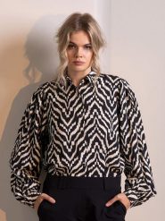 &Co Woman Bluzka "Apollo" w kolorze czarno-białym rozmiar: S. Białe bluzki &Co Woman, s, bez wzorów, bez kołnierzyka, bez ramiączek. Za 88.02 zł.