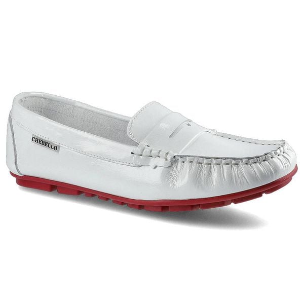 Mokasyny damskie Chebello, naturalna skóra licowa z charakterystycznym przeszyciem mokasynowym paskiem na podbiciu oraz elastyczną podeszwą z kontras. Białe mokasyny CheBello, bez wzorów, ze skóry. Za 159.00 zł.