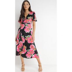 Czarno-Różowa Sukienka Kopertowa Cillomela. Czarne sukienki Born2be, l, bez wzorów, eleganckie, bez kołnierzyka, bez ramiączek, midi, kopertowe. W wyprzedaży za 127.99 zł.