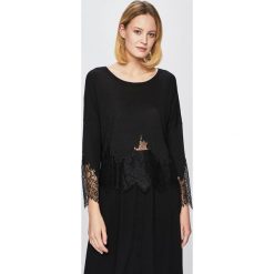 Guess Jeans - Bluzka. Białe bluzki Guess Jeans, s, z aplikacjami, z dzianiny, casualowe, bez kołnierzyka, bez ramiączek. W wyprzedaży za 199.90 zł.