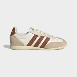 Sneakersy damskie ADIDAS Barreda Decode Lo Off. Białe buty sportowe lifestyle adidas, bez wzorów, z syntetyku, sportowe, bez zapięcia. Za 299.99 zł.