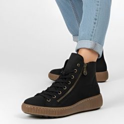 Botki damskie Rieker, futerko wewnątrz i płaska podeszwa z tworzywa, czarne, Z6610-00. Czarne botki Rieker, bez wzorów, z futra, bez obcasa, na płaskiej podeszwie, bez zapięcia. Za 279.00 zł.