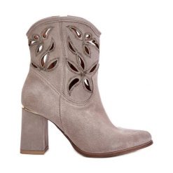 Lewski Shoes Zamszowe Ażurowe Botki Na Słupku Lewski 3629 Cappucino beżowy. Brązowe botki w ażurowe wzory, ze skóry, bez obcasa, na obcasie, bez zapięcia. Za 559.44 zł.
