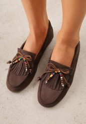 Ciemnobrązowe Mokasyny VICES z Imitacji Zamszu z Kokardką Kolorowymi Koralikami i Skórzaną Wkładką Nenden. Brązowe mokasyny Renee, bez wzorów, z jeansu. Za 99.99 zł.