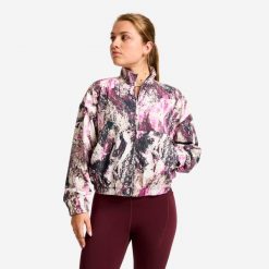 Bluza sportowa damska Domyos. Fioletowe bluzy z kapturem DOMYOS, l, bez wzorów, z materiału, bez kaptura, na fitness i siłownię. Za 99.99 zł.
