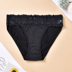 Figi koronkowe z elastycznego materiału Santoshi. Brązowe figi Intica, bez wzorów, z koronki. W wyprzedaży za 69.00 zł.