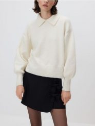 Sweter z kołnierzykiem - kremowy. Białe swetry Reserved, l, bez wzorów, z dzianiny, klasyczne, bez ramiączek. Za 129.99 zł.