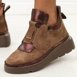 C. Brązowe zamszowe skórzane botki damskie T.Sokolski 419. Brązowe botki Sokolski, bez wzorów, z dzianiny, eleganckie, z okrągłym noskiem, bez obcasa, na platformie, bez zapięcia. Za 269.00 zł.