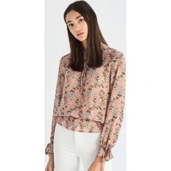 Bluzka w kwiaty - Różowy. Bluzki marki Sinsay. W wyprzedaży za 39.99 zł.