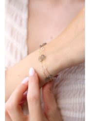 Pierres delicates Pozłacana bransoletka z labradorytami rozmiar: onesize. Szare bransoletki Pierres delicates, z labradorytem, pozłacane. Za 65.69 zł.