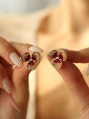 Pierres delicates Pozłacane kolczyki-wkrętki z cyrkoniami rozmiar: onesize. Pomarańczowe kolczyki Pierres delicates, z cyrkonią, pozłacane. Za 43.99 zł.