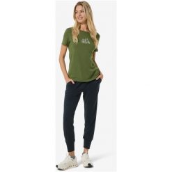 Koszulka SUPER.NATURAL W TOP MOUNTAIN ART TEE. Zielone topy sportowe super.natural, bez wzorów. Za 249.99 zł.