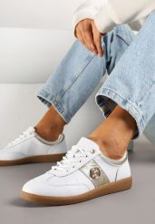 Biało-Złote Sneakersy Skórzane Typu Kultowe Tenisówki z Metaliczną Aplikacją Ollisena. Białe trampki Renee, z aplikacjami, z jeansu, eleganckie, bez zapięcia. W wyprzedaży za 159.99 zł.