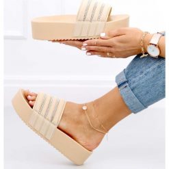 Klapki na wysokiej podeszwie Leah Beige beżowy. Brązowe klapki INNA MARKA, z aplikacjami, z materiału, casualowe, bez obcasa, na platformie, bez zapięcia. Za 89.00 zł.