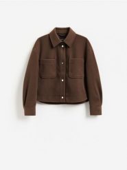 Kurtka shacket z kołnierzykiem - ciemnobrązowy. Brązowe kurtki Reserved, l, bez wzorów, z tkaniny, bez kaptura. Za 149.99 zł.