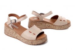 Artiker Relaks 58C3130 beżowy, sandały damskie. Brązowe sandały Artiker Relaks, bez wzorów, bez obcasa, na koturnie, bez zapięcia. Za 229.90 zł.
