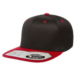 110 Czapka Z Daszkiem Typu Snapback. Czarne czapki z daszkiem FLEXFIT, bez wzorów. Za 97.99 zł.