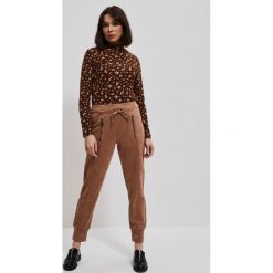 Bluzka z golfem. Bluzki MOODO, l, bez wzorów, z elastanu, bez kołnierzyka, bez ramiączek. Za 69.99 zł.