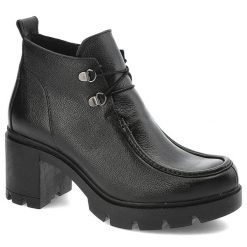 Czarne Botki Armodo Eleganckie Obuwie Damskie. Czarne botki Armodo, bez wzorów, ze skóry, eleganckie, bez obcasa, na obcasie, bez zapięcia. Za 349.00 zł.