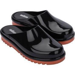 Melissa klapki Smart Clog Ad damskie kolor czarny. Czarne klapki Melissa, bez wzorów, z gumy, z okrągłym noskiem, bez obcasa, bez zapięcia. W wyprzedaży za 284.99 zł.