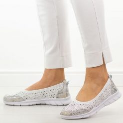 Białe ażurowe skórzane baleriny damskie Jezzi 9997. Brązowe baleriny Jezzi, w ażurowe wzory, z jeansu, casualowe, z okrągłym noskiem, bez obcasa, na płaskiej podeszwie, bez zapięcia. Za 189.00 zł.