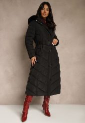Czarna Zimowa Kurtka Pikowana o Długim Kroju z Paskiem i Kapturem z Futrem Retarda. Czarne kurtki Renee, na zimę, l, bez wzorów, z jeansu, street. Za 269.99 zł.