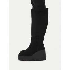 Kozaki Badura. Czarne kozaki Badura, bez wzorów, bez obcasa, na koturnie, bez zapięcia. Za 349.99 zł.