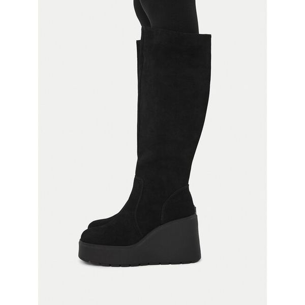 Kozaki Badura. Czarne kozaki Badura, bez wzorów, bez obcasa, na koturnie, bez zapięcia. Za 349.99 zł.