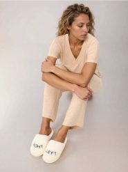 Kapcie ze sztucznym futerkiem i haftowanym napisem - kremowy. Białe kapcie Sinsay, bez wzorów. Za 19.99 zł.