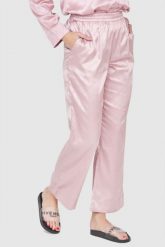 JUICY COUTURE Różowe satynowe spodnie piżamowe w logo. Czerwone piżamy Juicy Couture, s, bez wzorów, z satyny, bez kołnierzyka, bez ramiączek. W wyprzedaży za 199.99 zł.