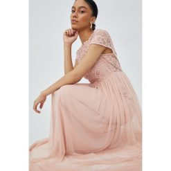 Vila sukienka kolor różowy maxi rozkloszowana. Czerwone sukienki Vila, bez wzorów, z koronki, bez kołnierzyka, bez ramiączek, maxi, rozkloszowane. Za 359.99 zł.