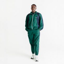 Spodnie dresowe unisex Decathlon AFLF zielone. Zielone spodnie dresowe Decathlon, bez wzorów, z dresówki. W wyprzedaży za 99.99 zł.