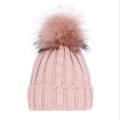 Czapka Zimowa z Pomponem Damska - Różowa. Czerwone czapki zimowe Molly, bez wzorów, z materiału. Za 59.90 zł.