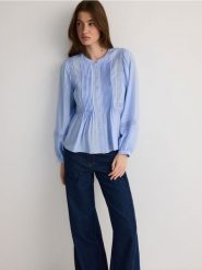 Bluzka z wiskozy - jasnoniebieski. Niebieskie bluzki Reserved, l, bez wzorów, z wiskozy, bez kołnierzyka, bez ramiączek. W wyprzedaży za 59.99 zł.