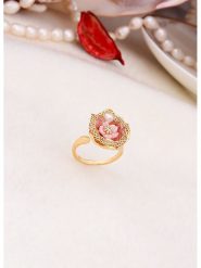 L'Atelier de Gaia Pozłacany pierścionek z masą perłową rozmiar: onesize. Różowe pierścionki L'Atelier de Gaia, z perłą, pozłacane. Za 39.99 zł.