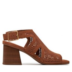 Sandały Clarks. Brązowe sandały Clarks, bez wzorów, bez obcasa, na słupku, bez zapięcia. Za 629.99 zł.