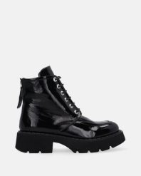 LAKIEROWANE BOTKI Z PRZESZYCIAMI 00101467R 07 BLA. Botki Venezia, bez wzorów, z lakierowanej skóry, bez obcasa, bez zapięcia. Za 289.00 zł.
